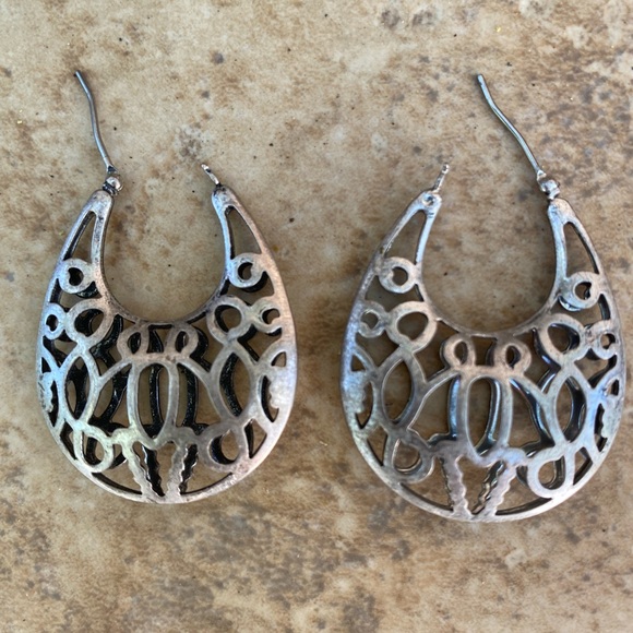 Silver tone Filagree hoop earrings - Picture 4 of 6